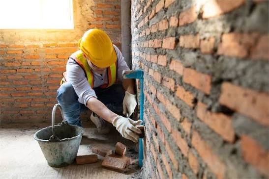 Trabajo de albañilería en una pared de ladrillo